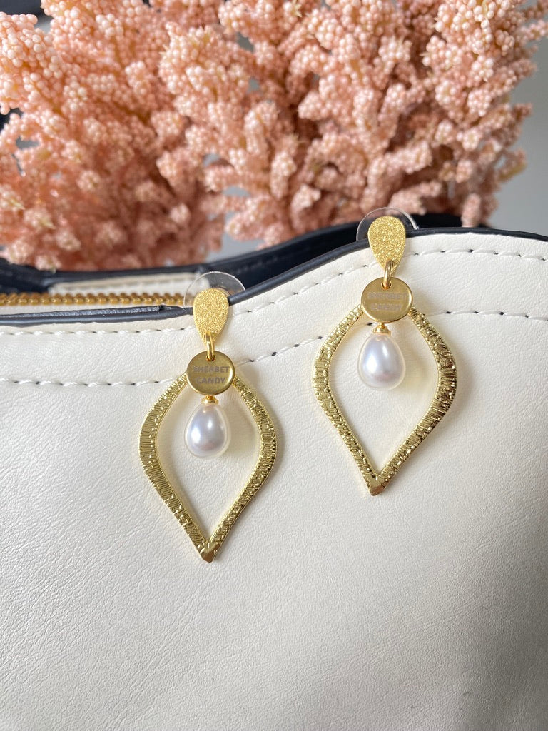Gold and Pearl Drop